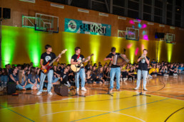 Šentviška glasbena skupina dve kitari, harmonika in trobenta s skladbo Ko boš prišel zmeraj prinesi mi rože