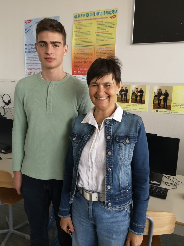 Dijak Grega Rotar, je na državnem tekmovanju ACM v znanju računalništva osvojil 3. nagrado in srebrno priznanje. Na sliki skupaj z mentorico Nastjo Lasič.