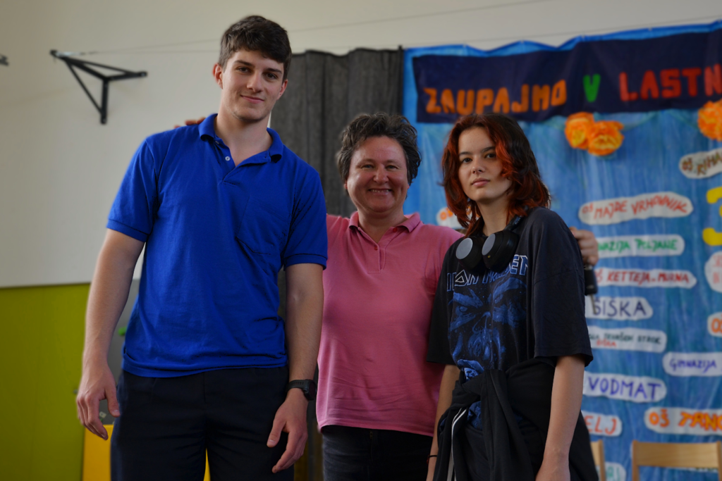 Zaključnega 38. srečanja mladih raziskovalcev sta se udeležila tudi dijaka Simon Premk, 3. B, in Klara Zakrajšek, 2. B. Na sliki med njima profesorica Mojca Logonder.