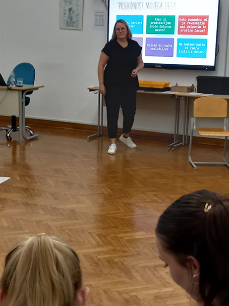 Andreja Snoj Keršmanc, vodja področja mladinskega dela, Socialna akademija razlaga in vodi delavnico o prekarnem delu mladih med dijaki 3. b razreda