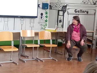 Strokovna delavka Amnesty International Slovenija Maja Pan se pogovarja z dijaki 3. f razreda o pomembnosti soglasja