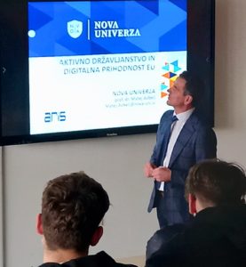 Dr. Matej Avbelj predava dijakom 3. a in 3. f razreda Gimnazije Šentvid o aktivnem državljanstvu in digitalni prihodnosti EU.