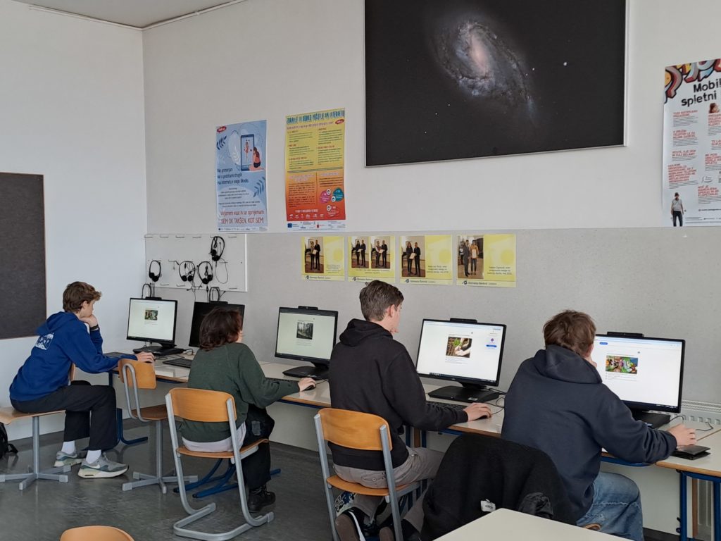 Dijaki sedijo za računalnikom in preko računalnika izpolnjujejo naloge Ekokviza med šolskim tekmovanjem.