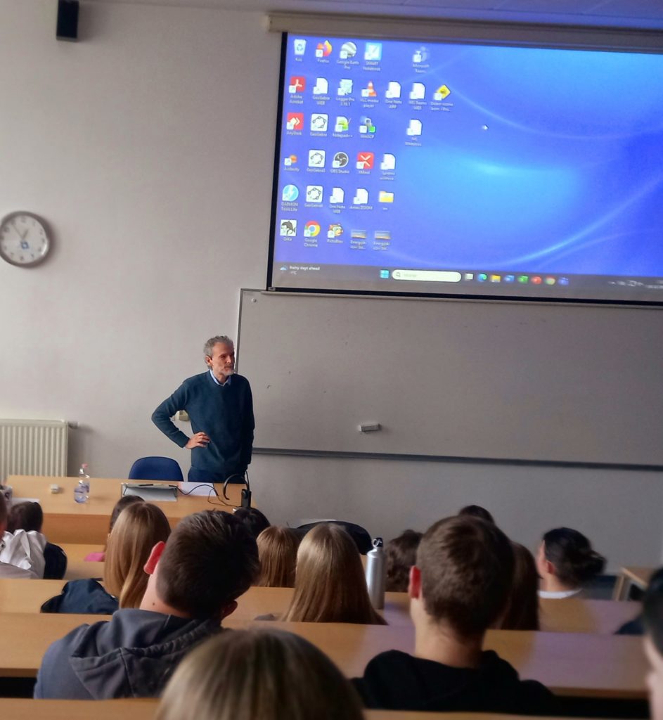 Dr. Dragan Petrovec predava dijakom 3. letnikov o medijih in nasilju nad/med mladimi ter kaznovalni politiki.