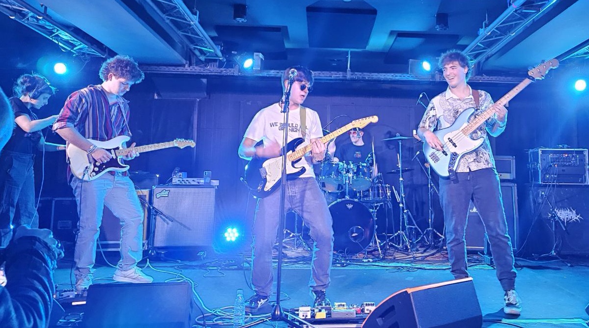 Na odru so člani glasbene skupine Alter Ace, v sredini poje in igra na kitaro dijak Rok Martinovič iz 4. b oddelka.