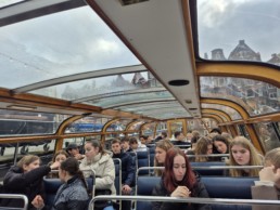 Dijaki med vožnjo z ladjico po amsterdamskih kanalih med mednarodno izmenjavo.