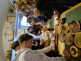 Dijaki sodelujejo v interaktivni delavnici o zeliščih, začimbah in tradicionalnih pripravkih.