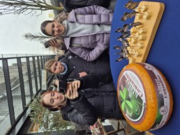Dijaki med ogledom lokalne ponudbe in pokušino tradicionalnega nizozemskega sira.